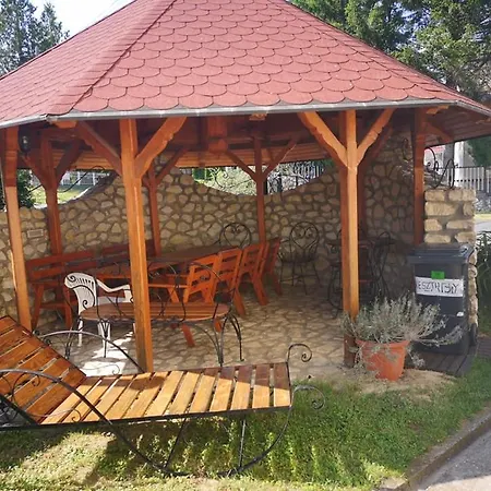 Azur & Smaragd Apartmanhaz شقة